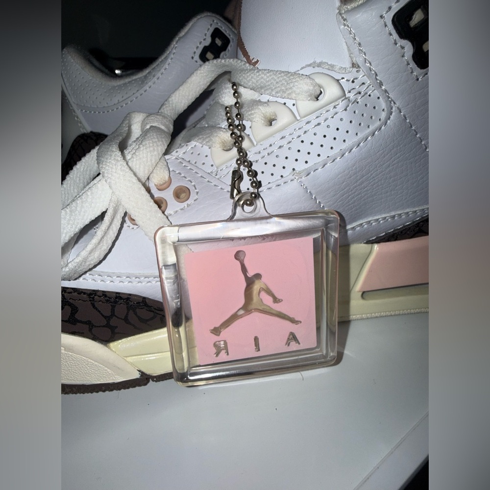 Women’s Air Jordan 3 Neapolitan - Picture 9 of 9